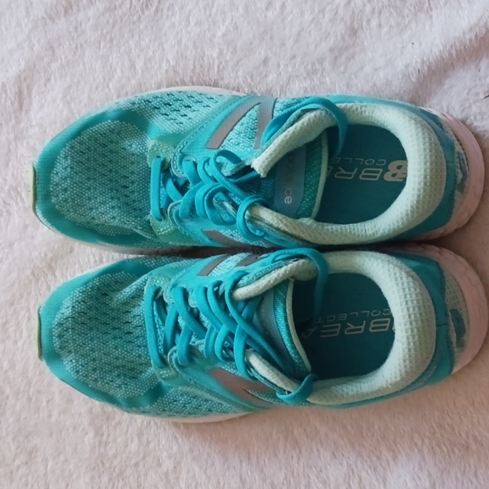 Tennis shoes